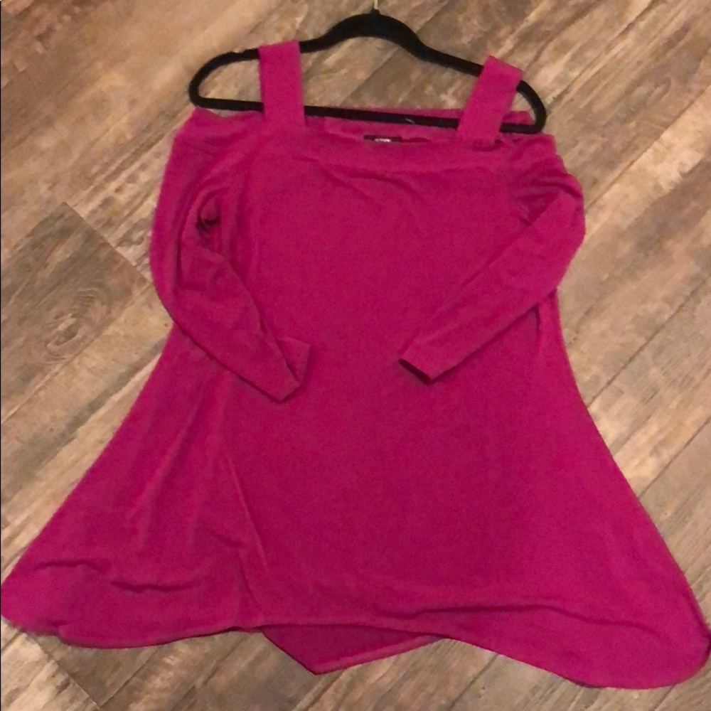Very flattering shirt with peekaboo shoulders